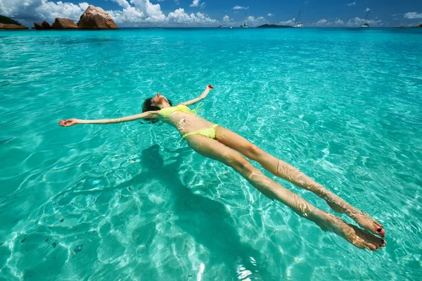 Mujer en bikini amarillo — Foto de Stock