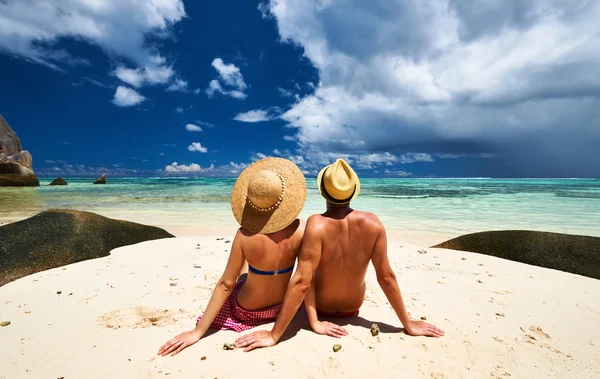 Pareja relajándose en la playa tropical — Foto de Stock