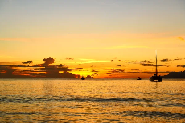 Prachtige zonsondergang in Seychellen beach — Stockfoto