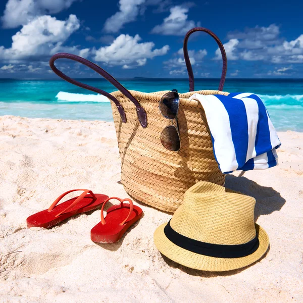 Bella spiaggia con borsa — Foto Stock