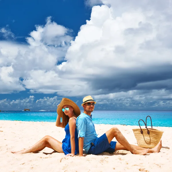 Couple relaxing on tropical beach — Stock Photo, Image