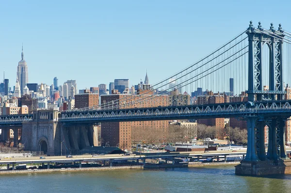 Manhattan Bridge und Skyline — Stockfoto