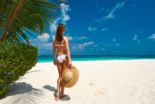 Mujer en bikini en la playa — Foto de Stock