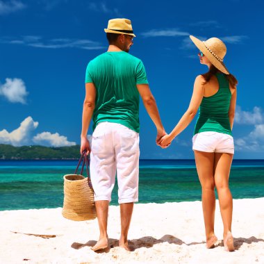 Çift tropik sahilde rahatlatıcı