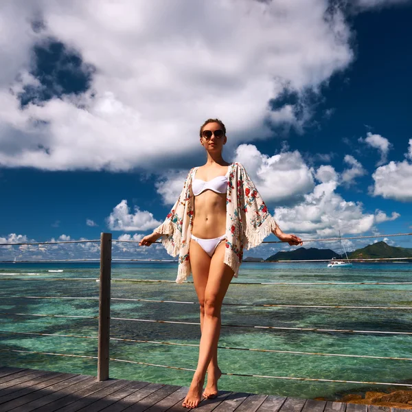 Donna con pareo sul molo della spiaggia — Foto Stock