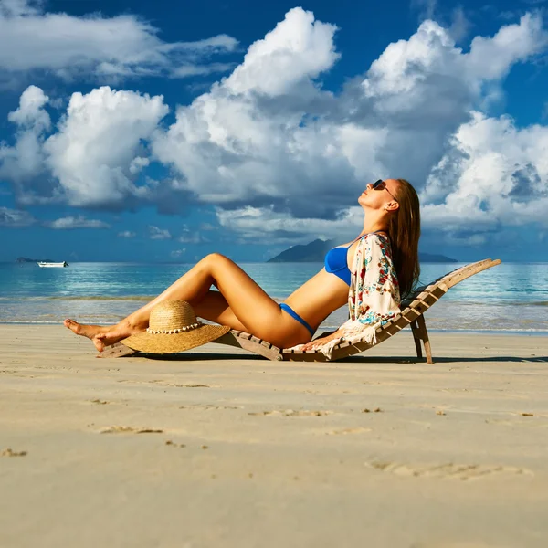 Donna in bikini sulla spiaggia — Foto Stock