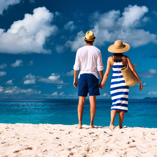 Couple on tropical beach — Stock Photo, Image