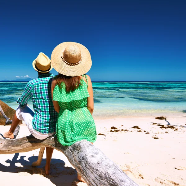 Paar ontspannen op tropisch strand — Stockfoto