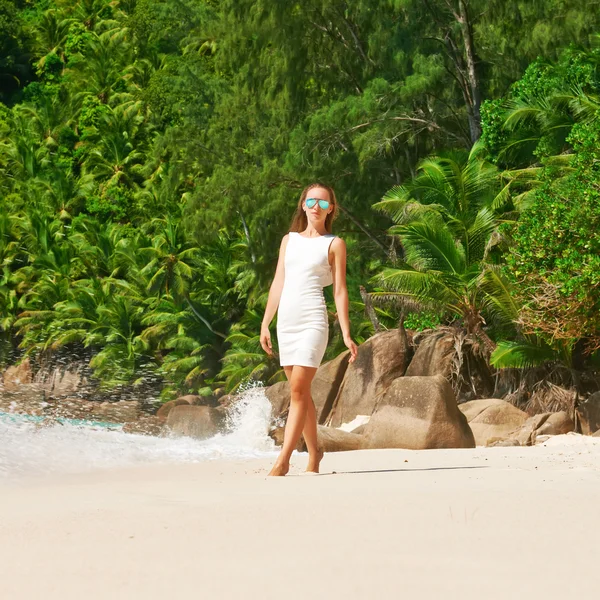 Woman in dress on beach — Stock Photo, Image