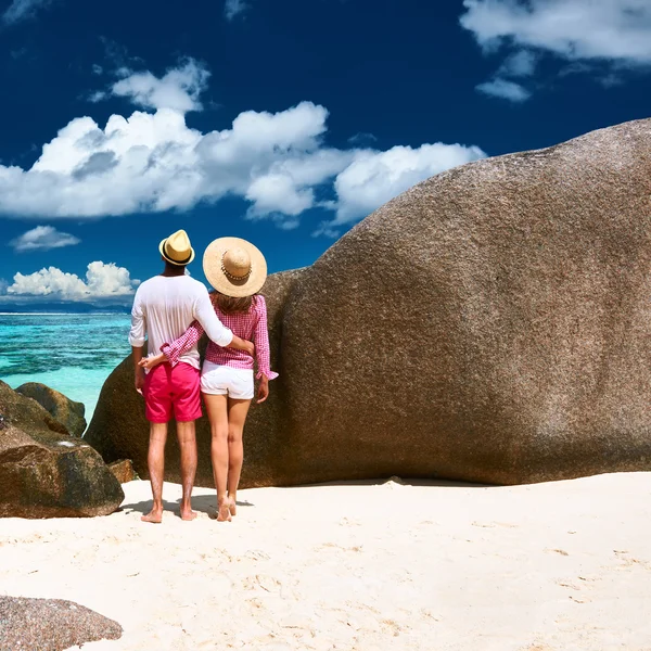 Casal relaxante entre pedras de granito — Fotografia de Stock