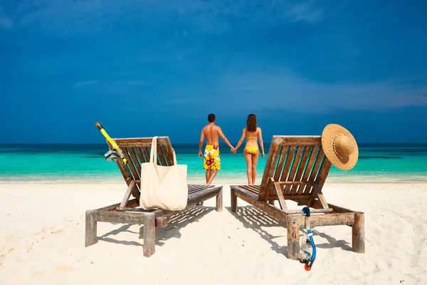 Pareja en la playa en Maldivas — Foto de Stock