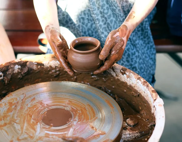 Jarra de cerámica en manos de alfarero —  Fotos de Stock