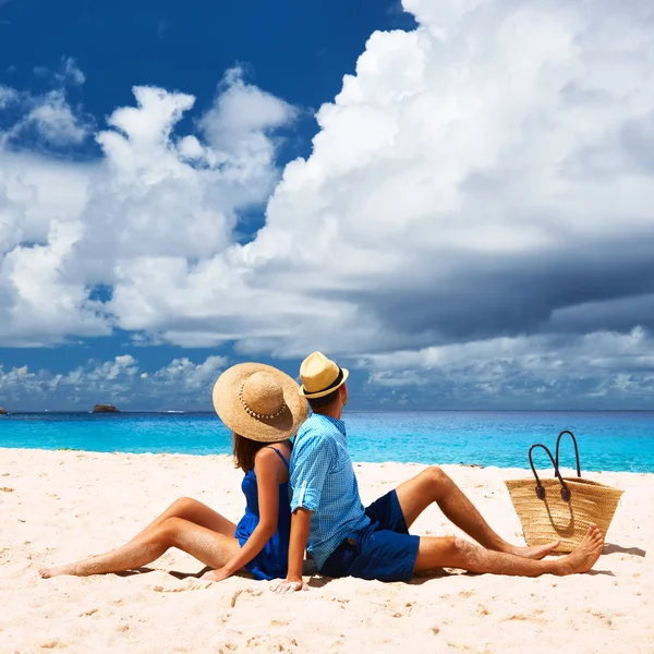 Coppia rilassante sulla spiaggia tropicale — Foto Stock