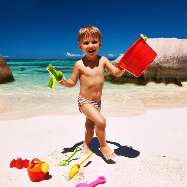Baby boy spelen op strand — Stockfoto