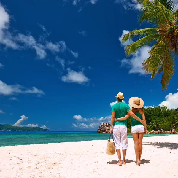 Coppia rilassante sulla spiaggia tropicale — Foto Stock