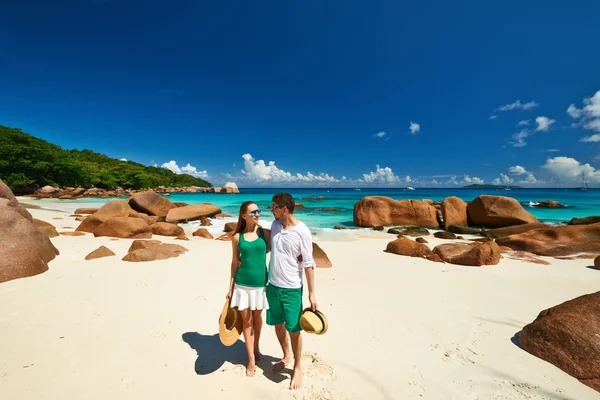 Couple marchant sur la plage — Photo