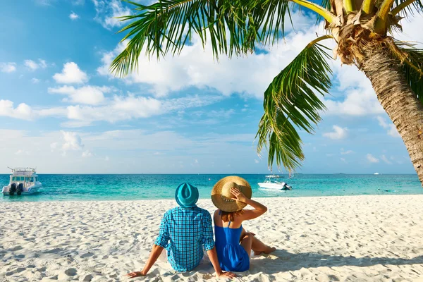 Paar in blauwe kleren op strand — Stockfoto