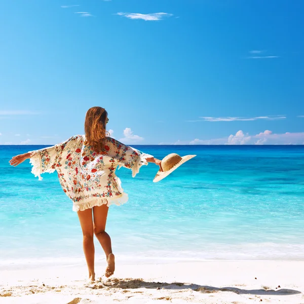 Vrouw met sarong op strand — Stockfoto