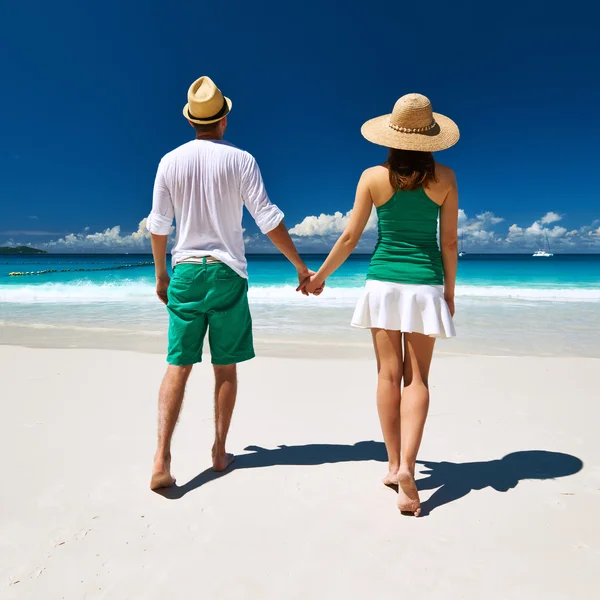 Paar spaziert am tropischen Strand — Stockfoto