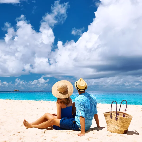 Пара отдыха на тропическом пляже — стоковое фото