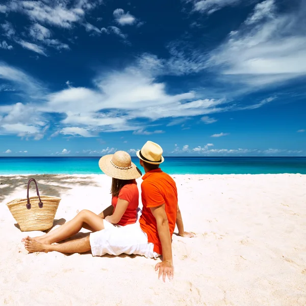 Coppia rilassante sulla spiaggia tropicale — Foto Stock