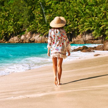 Sahilde Malaya peştemâli olan kadın