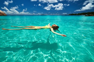 su yalan bikinili kadın