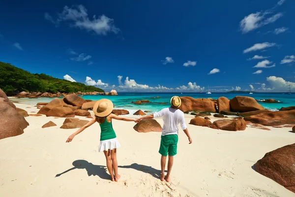 Koppel op tropisch strand — Stockfoto