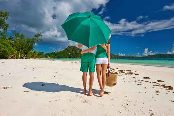 Couple on tropical beach — Stock Photo, Image