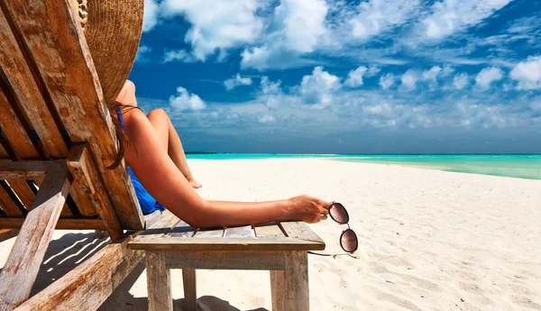 Vrouw aan het strand met zonnebril — Stockfoto