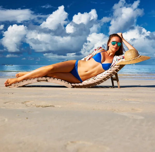 Frau im Bikini am tropischen Strand — Stockfoto