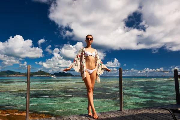Donna sulla spiaggia pontile alle Seychelles — Foto Stock