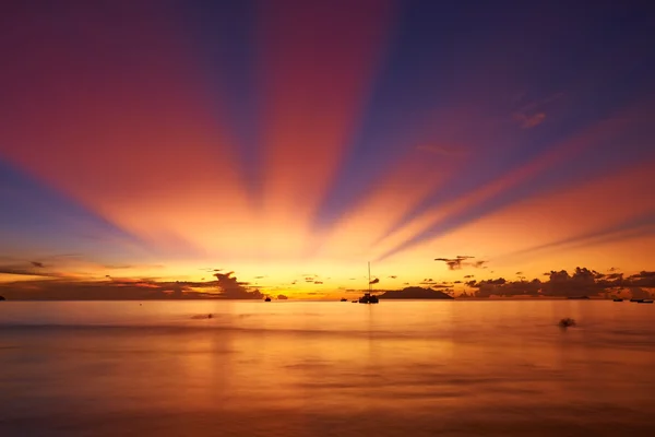 Beau coucher de soleil aux Seychelles — Photo