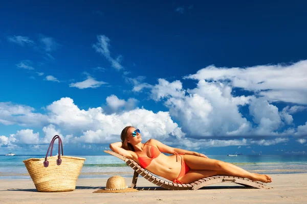 Femme en bikini sur la plage tropicale — Photo