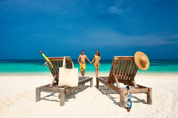 Casal na praia tropical — Fotografia de Stock