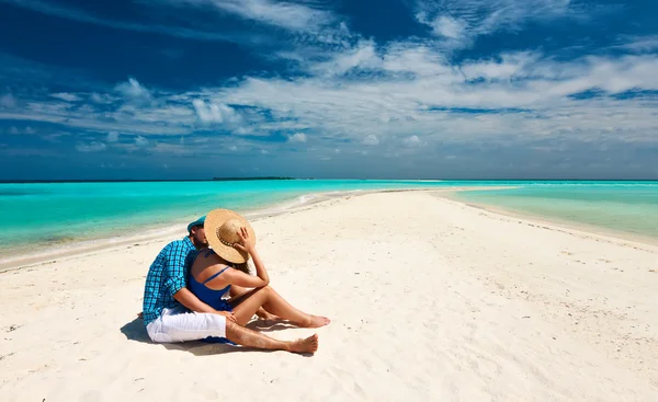 Casal na praia tropical — Fotografia de Stock