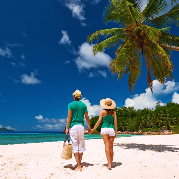 Casal relaxante na praia tropical — Fotografia de Stock