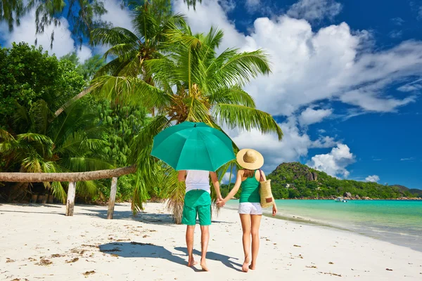 Casal na praia tropical — Fotografia de Stock