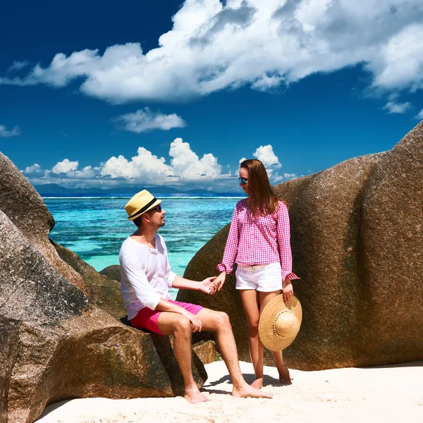 Pareja relajándose en la playa tropical — Foto de Stock