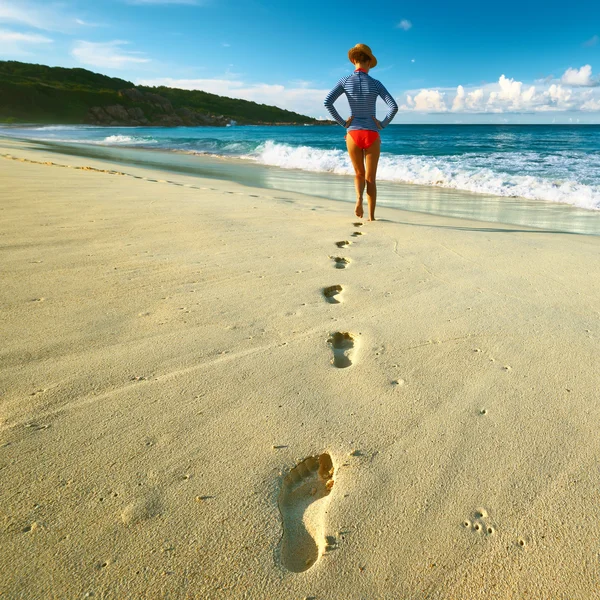 Kvinnan promenader på sand — Stockfoto