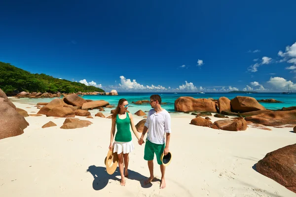 在热带海滩上的夫妻 — 图库照片