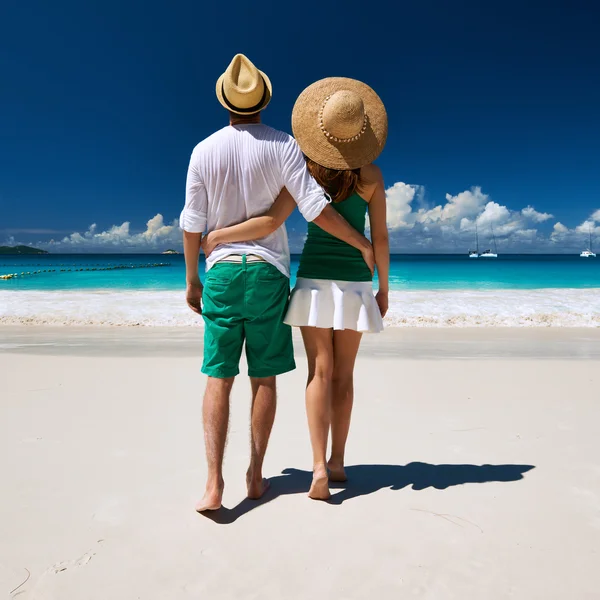 Pareja en la playa tropical — Foto de Stock