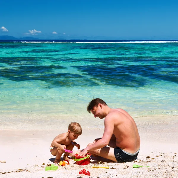 Menino e pai na praia — Fotografia de Stock