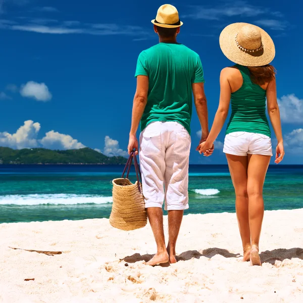 Couple relaxing on tropical beach — Stock Photo, Image