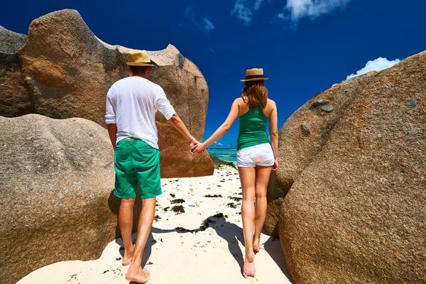 Couple on tropical beach — Stock Photo, Image