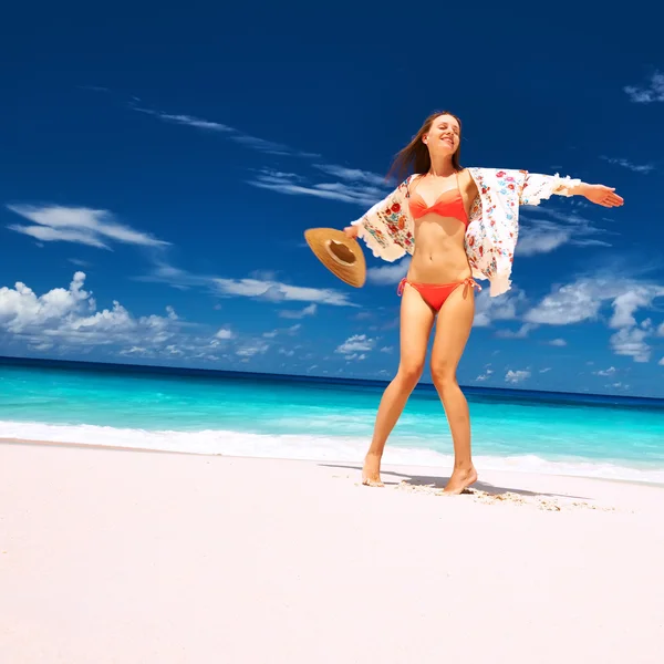 Женщина с саронгом на пляже — стоковое фото