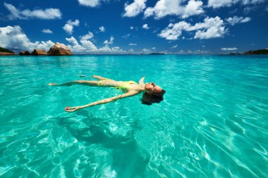 Kadın sarı bikini su yalan