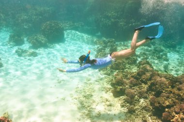 şnorkel maskesi ile kadın