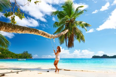 Kumsalda sallanan kadın