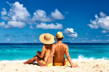 Seyşel Adaları, bir plajda couple